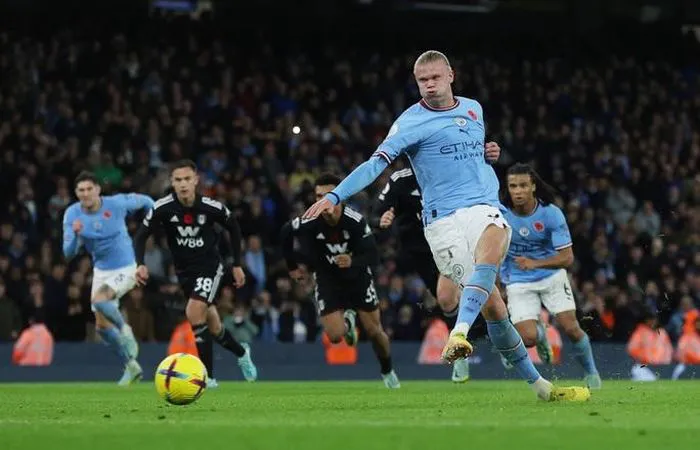 Vòng 15 Ngoại hạng Anh: Man City thắng kịch tính, Leicester City hồi sinh mạnh mẽ - Ảnh 3. Vòng 15 Ngoại hạng Anh: Man City thắng kịch tính, Leicester City hồi sinh mạnh mẽ - Ảnh 3.