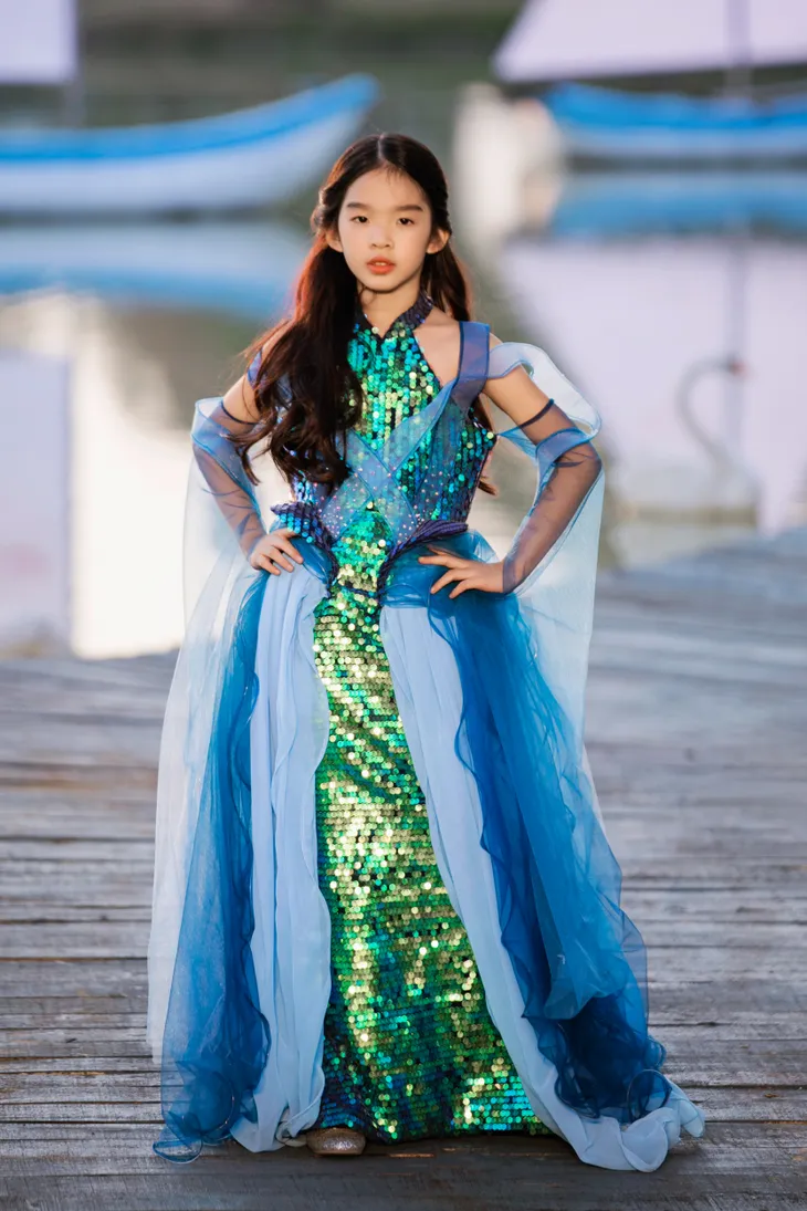 Con gái Xuân Lan trình diễn trên cây cầu gỗ 100m - Ảnh 14. Con gái Xuân Lan trình diễn trên cây cầu gỗ 100m - Ảnh 14.