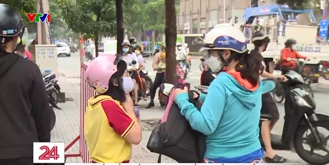 TP Hồ Chí Minh: Trường học đồng loạt điều chỉnh giờ vào học - Ảnh 1. TP Hồ Chí Minh: Trường học đồng loạt điều chỉnh giờ vào học - Ảnh 1.
