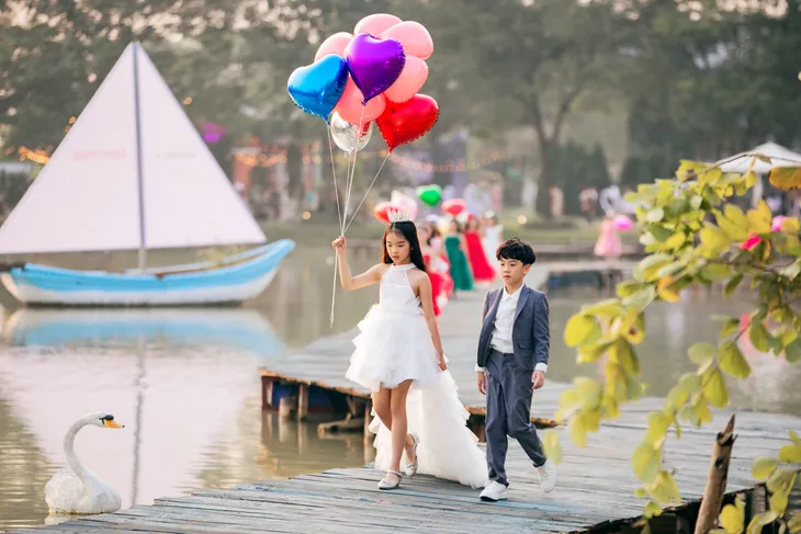 Tuần lễ thời trang “Nắng thu” khép lại đầy rực rỡ - Ảnh 15. Tuần lễ thời trang “Nắng thu” khép lại đầy rực rỡ - Ảnh 15.