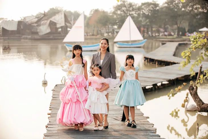 Tuần lễ thời trang “Nắng thu” khép lại đầy rực rỡ - Ảnh 1. Tuần lễ thời trang “Nắng thu” khép lại đầy rực rỡ - Ảnh 1.