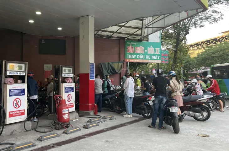 Hà Nội đủ xăng dầu đáp ứng nhu cầu của người dân - Ảnh 1. Hà Nội đủ xăng dầu đáp ứng nhu cầu của người dân - Ảnh 1.