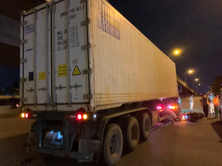Hai người đi xe máy SH tử vong sau khi va chạm container - Ảnh 1. Hai người đi xe máy SH tử vong sau khi va chạm container - Ảnh 1.