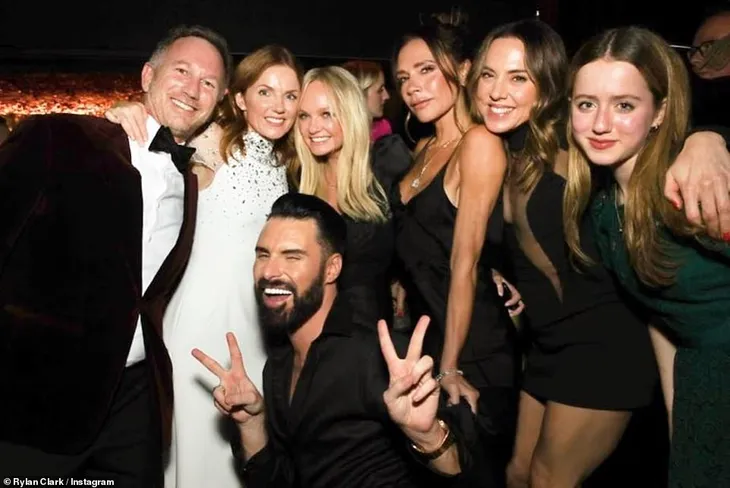 Victoria Beckham hội ngộ cùng Spice Girls: Tình bạn trọn đời - Ảnh 1. Victoria Beckham hội ngộ cùng Spice Girls: Tình bạn trọn đời - Ảnh 1.