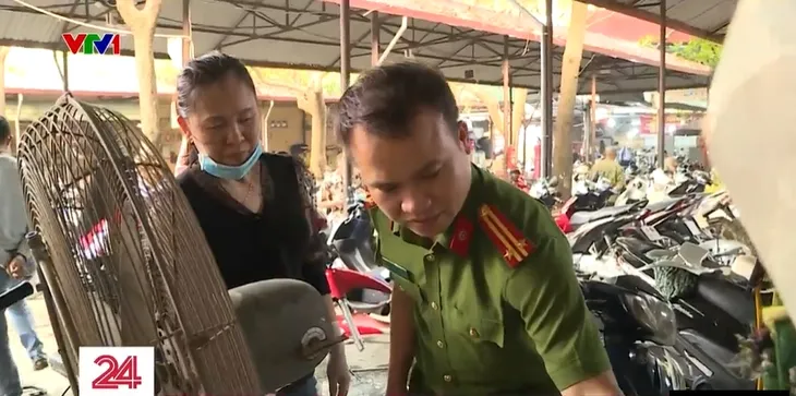 Ngăn chặn nguy cơ cháy nổ tại chợ xe máy cũ - Ảnh 1. Ngăn chặn nguy cơ cháy nổ tại chợ xe máy cũ - Ảnh 1.