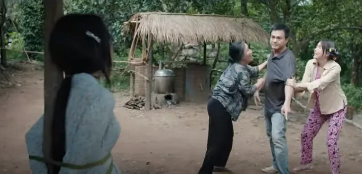 Mẹ rơm - Tập 4: Khoản trói em vào cột nhà, dọa thả trôi sông - Ảnh 4. Mẹ rơm - Tập 4: Khoản trói em vào cột nhà, dọa thả trôi sông - Ảnh 4.