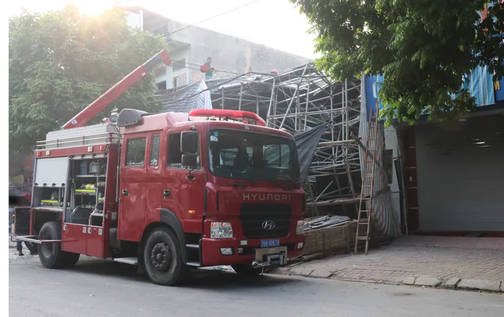 Sập giàn giáo xây dựng, 2 người thương vong - Ảnh 1.