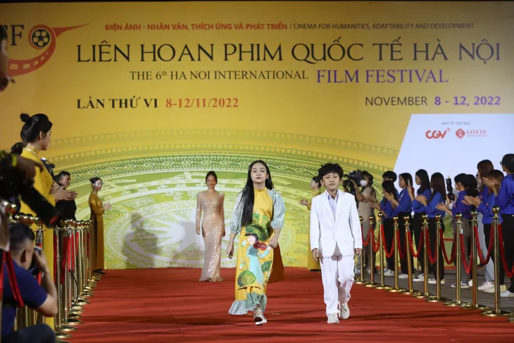 Hoa hậu Đỗ Thị Hà đọ sắc cùng dàn mỹ nhân tại lễ Khai mạc HANIFF VI - Ảnh 7. Hoa hậu Đỗ Thị Hà đọ sắc cùng dàn mỹ nhân tại lễ Khai mạc HANIFF VI - Ảnh 7.