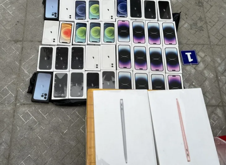 Giả danh xe ôm công nghệ trộm 36 iPhone trị giá 800 triệu đồng - Ảnh 2. Giả danh xe ôm công nghệ trộm 36 iPhone trị giá 800 triệu đồng - Ảnh 2.