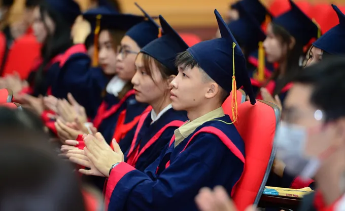Hàng trăm sinh viên nghèo vượt khó được hỗ trợ đến trường - Ảnh 1. Hàng trăm sinh viên nghèo vượt khó được hỗ trợ đến trường - Ảnh 1.