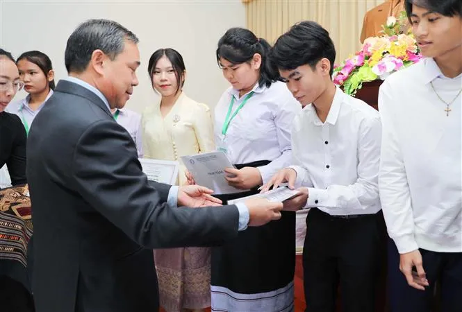 Hội Khuyến học Việt Nam trao 200 suất học bổng cho du học sinh Lào - Ảnh 3.