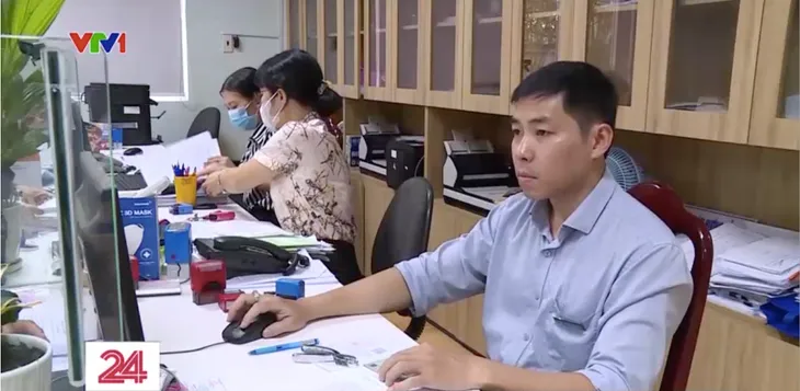 TP Hồ Chí Minh: Nhiều người dân nộp hồ sơ nhận bảo hiểm xã hội 1 lần - Ảnh 3. TP Hồ Chí Minh: Nhiều người dân nộp hồ sơ nhận bảo hiểm xã hội 1 lần - Ảnh 3.