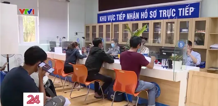 TP Hồ Chí Minh: Nhiều người dân nộp hồ sơ nhận bảo hiểm xã hội 1 lần - Ảnh 1. TP Hồ Chí Minh: Nhiều người dân nộp hồ sơ nhận bảo hiểm xã hội 1 lần - Ảnh 1.