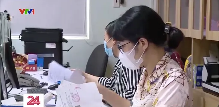 TP Hồ Chí Minh: Nhiều người dân nộp hồ sơ nhận bảo hiểm xã hội 1 lần - Ảnh 2. TP Hồ Chí Minh: Nhiều người dân nộp hồ sơ nhận bảo hiểm xã hội 1 lần - Ảnh 2.