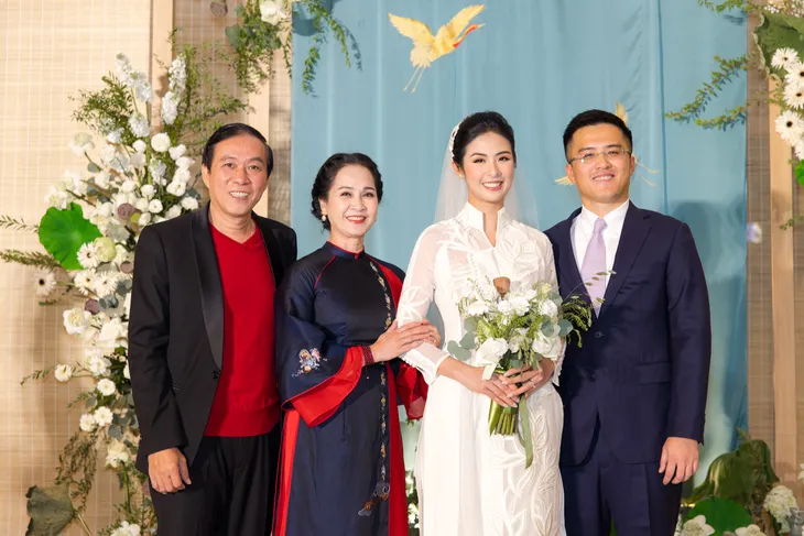 Sao Việt đồng loạt diện áo dài dự đám cưới Hoa hậu Ngọc Hân - Ảnh 1. Sao Việt đồng loạt diện áo dài dự đám cưới Hoa hậu Ngọc Hân - Ảnh 1.
