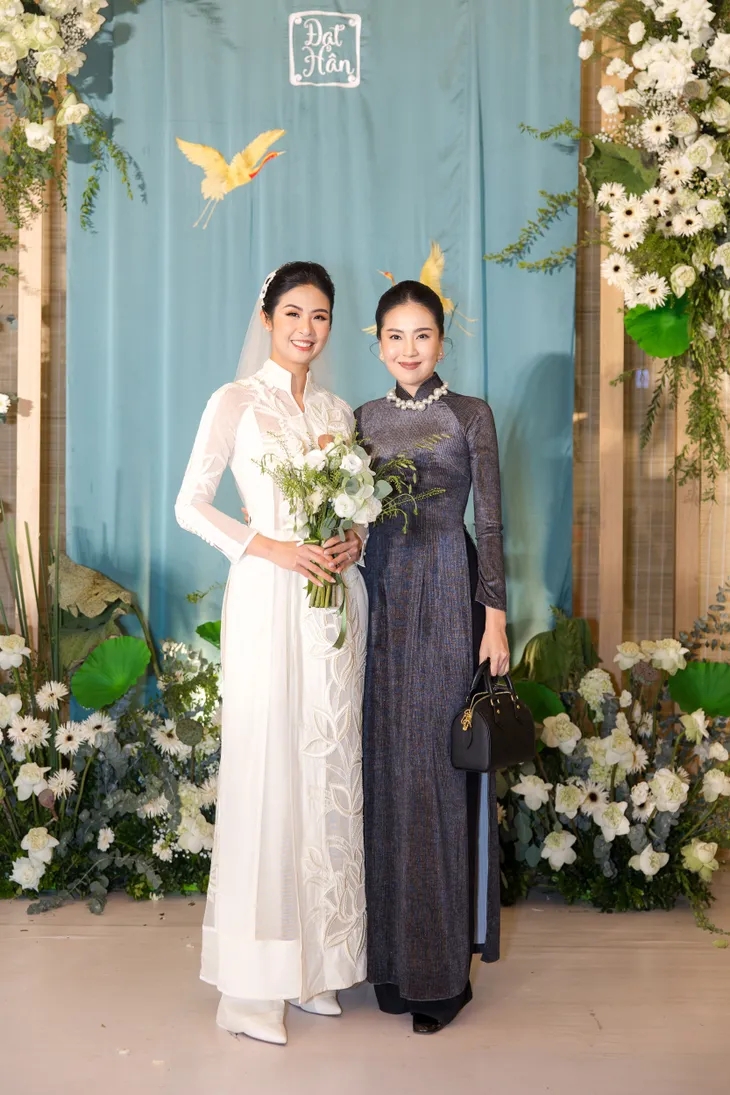 Sao Việt đồng loạt diện áo dài dự đám cưới Hoa hậu Ngọc Hân - Ảnh 12. Sao Việt đồng loạt diện áo dài dự đám cưới Hoa hậu Ngọc Hân - Ảnh 12.
