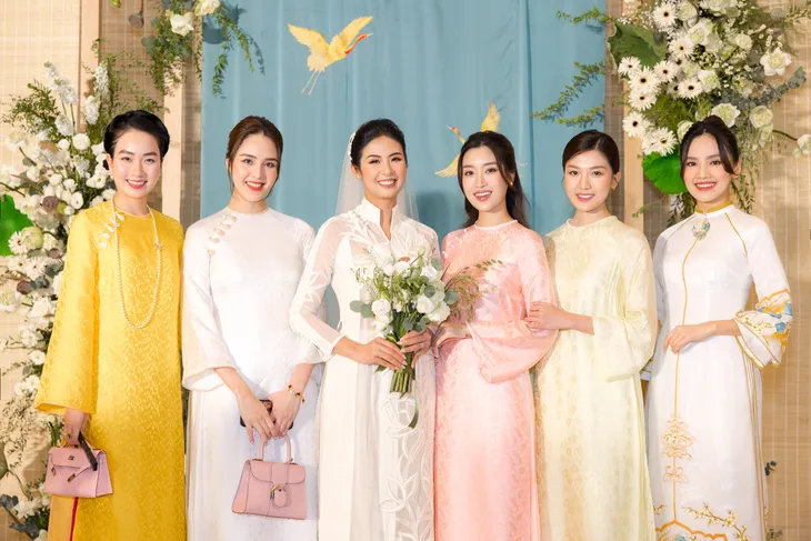 Sao Việt đồng loạt diện áo dài dự đám cưới Hoa hậu Ngọc Hân - Ảnh 15. Sao Việt đồng loạt diện áo dài dự đám cưới Hoa hậu Ngọc Hân - Ảnh 15.