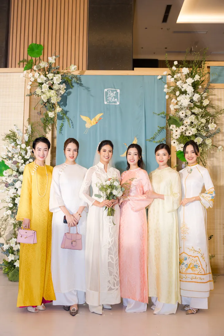 Sao Việt đồng loạt diện áo dài dự đám cưới Hoa hậu Ngọc Hân - Ảnh 16. Sao Việt đồng loạt diện áo dài dự đám cưới Hoa hậu Ngọc Hân - Ảnh 16.