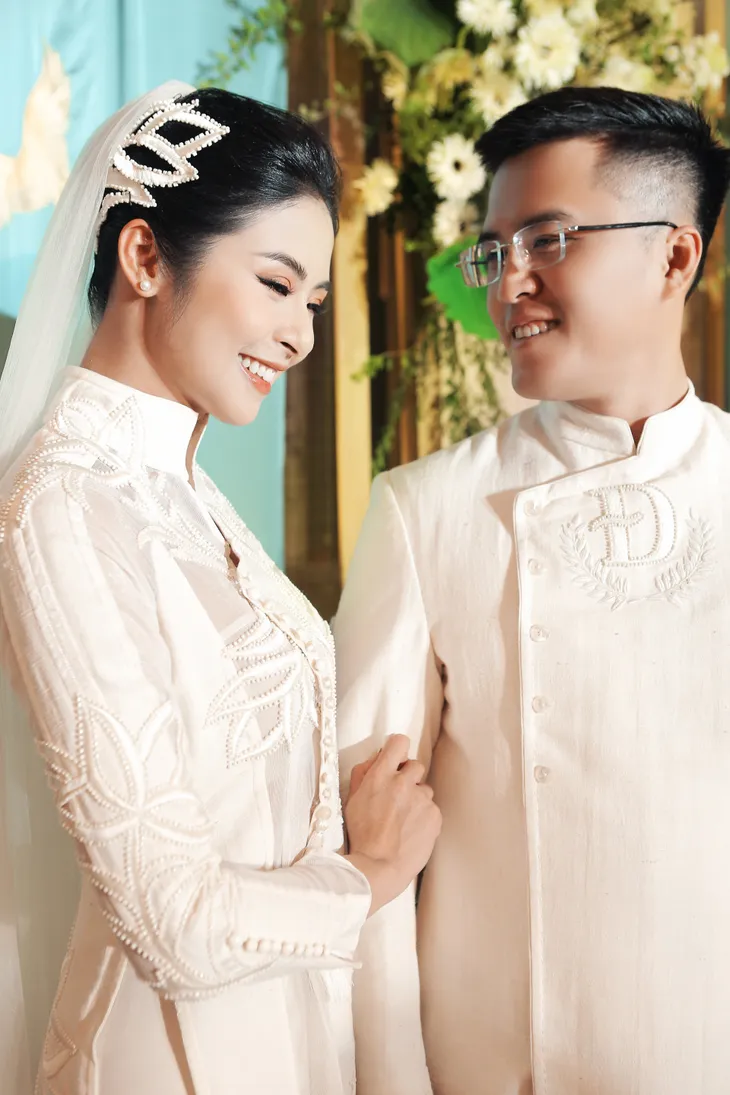 Hoa hậu Ngọc Hân hạnh phúc bước vào lễ đường trong tiếng đồng dao - Ảnh 10. Hoa hậu Ngọc Hân hạnh phúc bước vào lễ đường trong tiếng đồng dao - Ảnh 10.