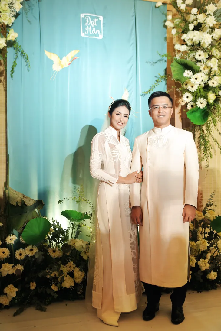 Đám cưới Hoa hậu Ngọc Hân: Chú rể tặng quà bất ngờ trên sân khấu - Ảnh 10. Đám cưới Hoa hậu Ngọc Hân: Chú rể tặng quà bất ngờ trên sân khấu - Ảnh 10.