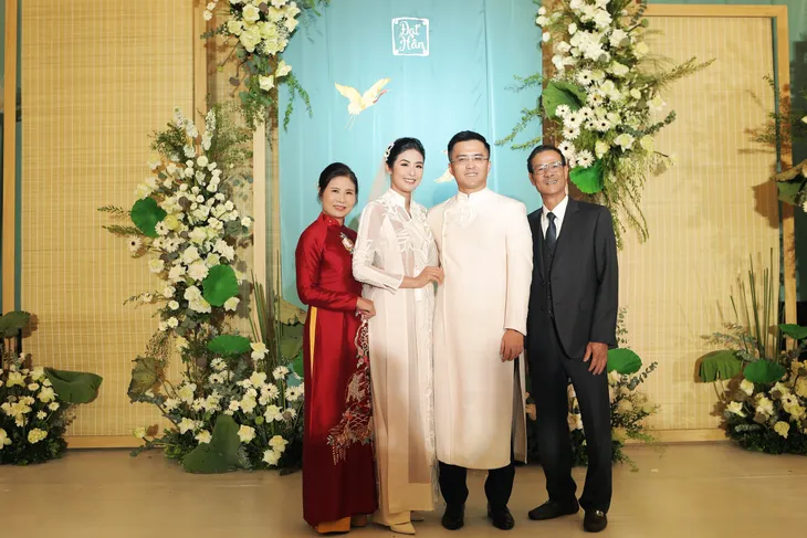 Hoa hậu Ngọc Hân hạnh phúc bước vào lễ đường trong tiếng đồng dao - Ảnh 18. Hoa hậu Ngọc Hân hạnh phúc bước vào lễ đường trong tiếng đồng dao - Ảnh 18.