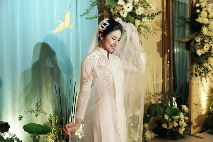 Hoa hậu Ngọc Hân hạnh phúc bước vào lễ đường trong tiếng đồng dao - Ảnh 12. Hoa hậu Ngọc Hân hạnh phúc bước vào lễ đường trong tiếng đồng dao - Ảnh 12.
