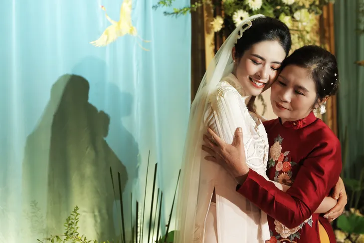 Hoa hậu Ngọc Hân hạnh phúc bước vào lễ đường trong tiếng đồng dao - Ảnh 16. Hoa hậu Ngọc Hân hạnh phúc bước vào lễ đường trong tiếng đồng dao - Ảnh 16.