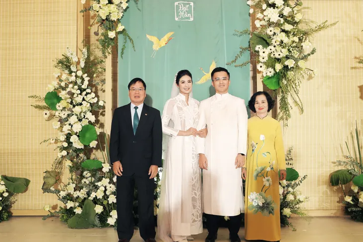 Hoa hậu Ngọc Hân hạnh phúc bước vào lễ đường trong tiếng đồng dao - Ảnh 17. Hoa hậu Ngọc Hân hạnh phúc bước vào lễ đường trong tiếng đồng dao - Ảnh 17.