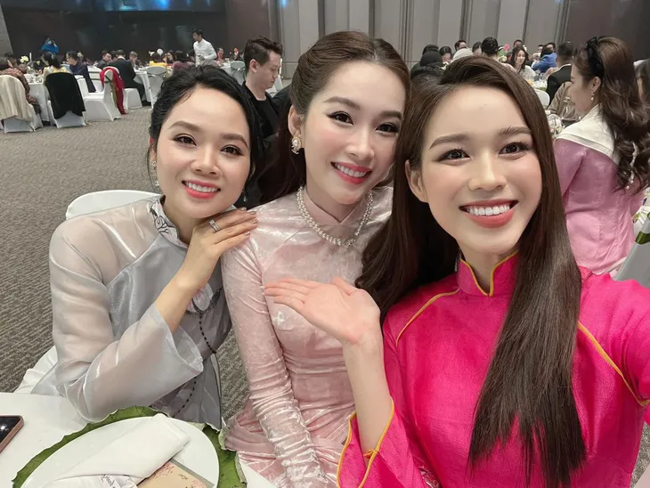 Sao Việt đồng loạt diện áo dài dự đám cưới Hoa hậu Ngọc Hân - Ảnh 7. Sao Việt đồng loạt diện áo dài dự đám cưới Hoa hậu Ngọc Hân - Ảnh 7.