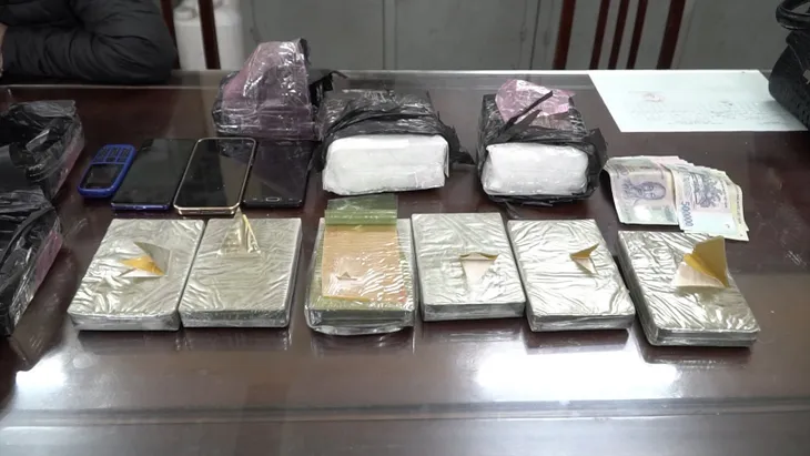 Đặt 6 bánh heroin từ Lào gửi xe container chở về Việt Nam - Ảnh 1. Đặt 6 bánh heroin từ Lào gửi xe container chở về Việt Nam - Ảnh 1.