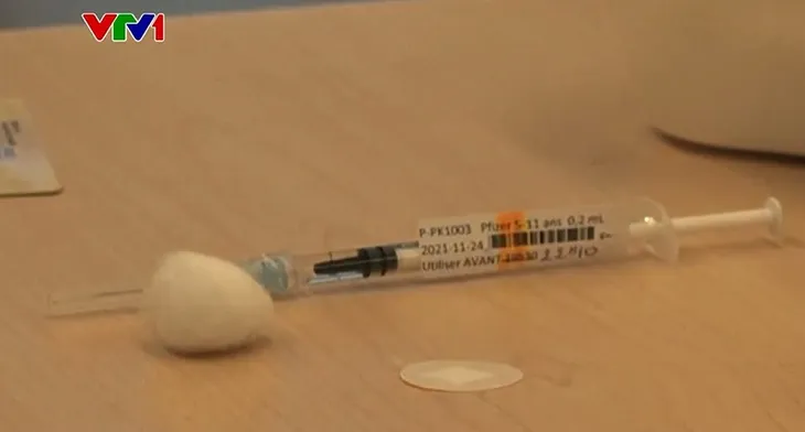 Canada cấp phép vaccine Pfizer tiêm mũi tăng cường cho trẻ em - Ảnh 1. Canada cấp phép vaccine Pfizer tiêm mũi tăng cường cho trẻ em - Ảnh 1.