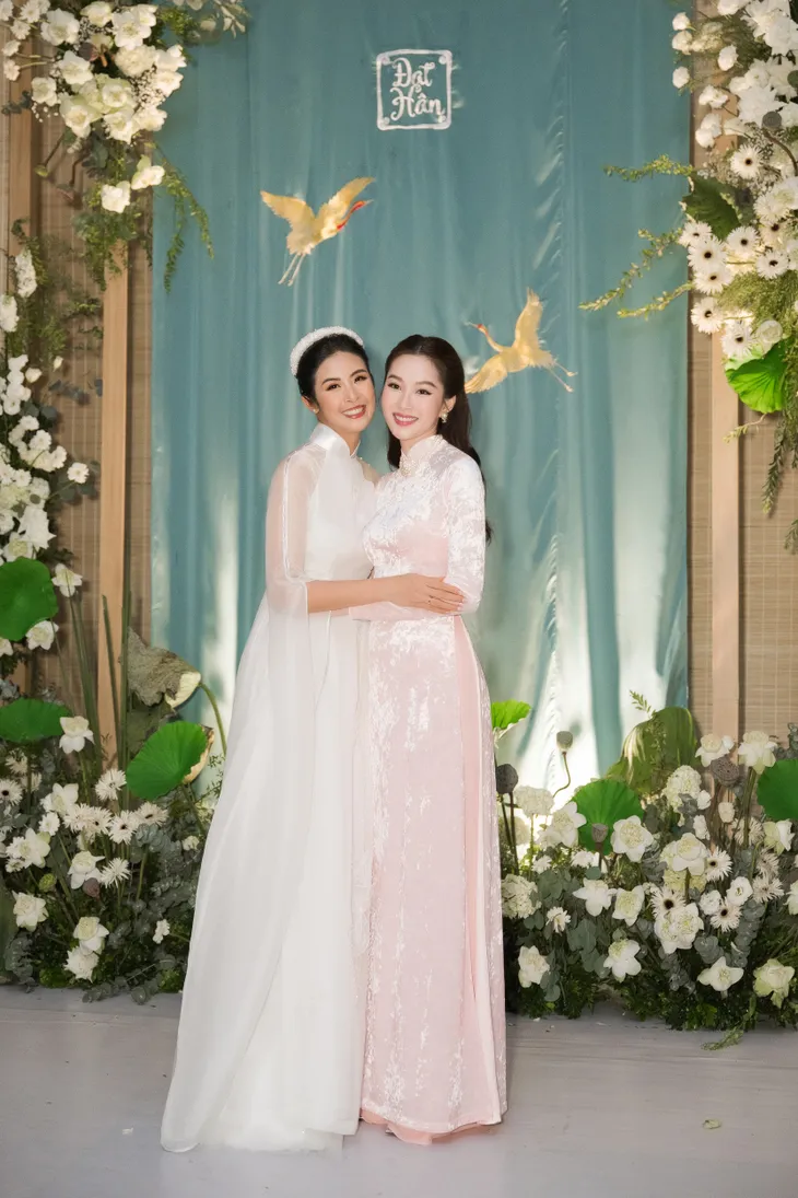 Sao Việt đồng loạt diện áo dài dự đám cưới Hoa hậu Ngọc Hân - Ảnh 19. Sao Việt đồng loạt diện áo dài dự đám cưới Hoa hậu Ngọc Hân - Ảnh 19.