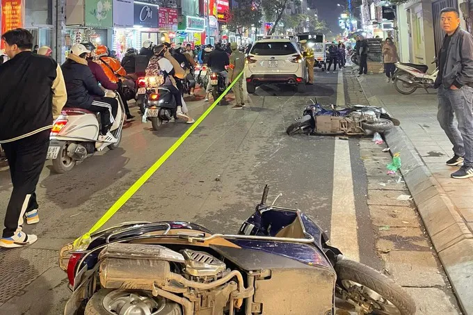 Ô tô điên gây tai nạn liên hoàn tại phố Bạch Mai (Hà Nội) - Ảnh 2. Ô tô điên gây tai nạn liên hoàn tại phố Bạch Mai (Hà Nội) - Ảnh 2.