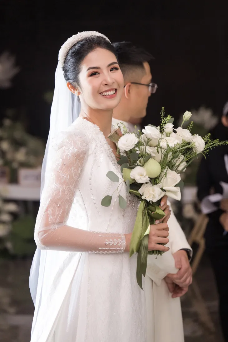 Hoa hậu Ngọc Hân hạnh phúc bước vào lễ đường trong tiếng đồng dao - Ảnh 6. Hoa hậu Ngọc Hân hạnh phúc bước vào lễ đường trong tiếng đồng dao - Ảnh 6.