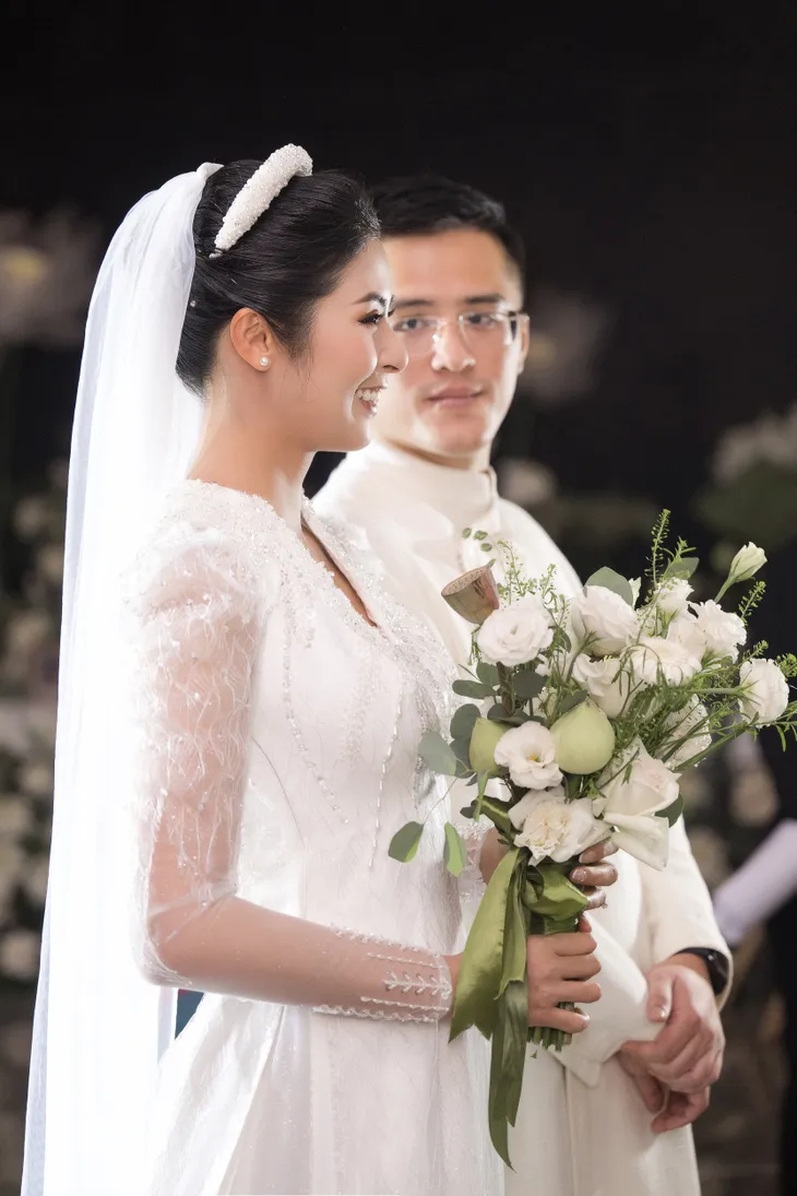 Hoa hậu Ngọc Hân hạnh phúc bước vào lễ đường trong tiếng đồng dao - Ảnh 5. Hoa hậu Ngọc Hân hạnh phúc bước vào lễ đường trong tiếng đồng dao - Ảnh 5.