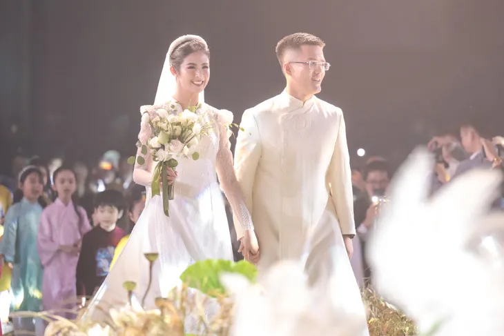 Hoa hậu Ngọc Hân hạnh phúc bước vào lễ đường trong tiếng đồng dao - Ảnh 3. Hoa hậu Ngọc Hân hạnh phúc bước vào lễ đường trong tiếng đồng dao - Ảnh 3.