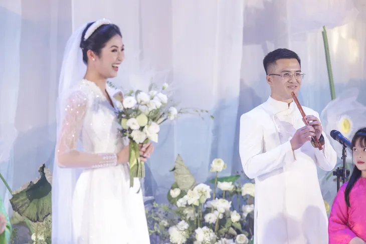Đám cưới Hoa hậu Ngọc Hân: Chú rể tặng quà bất ngờ trên sân khấu - Ảnh 1. Đám cưới Hoa hậu Ngọc Hân: Chú rể tặng quà bất ngờ trên sân khấu - Ảnh 1.