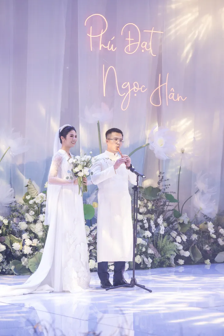 Đám cưới Hoa hậu Ngọc Hân: Chú rể tặng quà bất ngờ trên sân khấu - Ảnh 2. Đám cưới Hoa hậu Ngọc Hân: Chú rể tặng quà bất ngờ trên sân khấu - Ảnh 2.