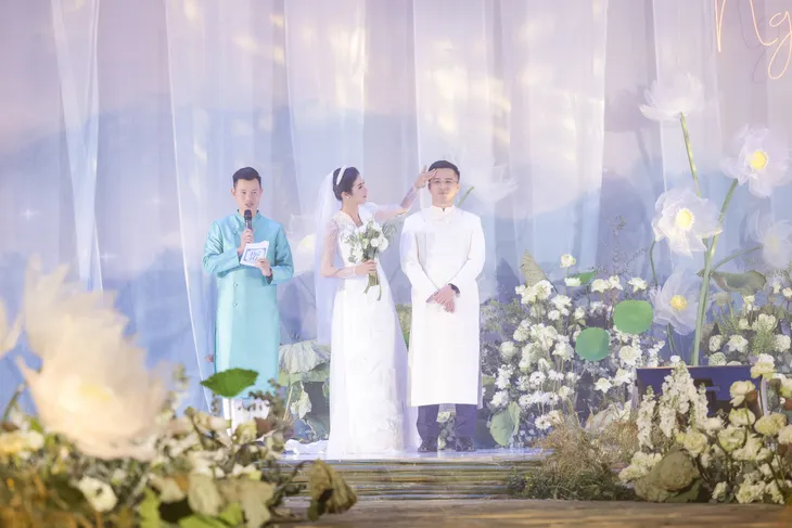 Đám cưới Hoa hậu Ngọc Hân: Chú rể tặng quà bất ngờ trên sân khấu - Ảnh 3. Đám cưới Hoa hậu Ngọc Hân: Chú rể tặng quà bất ngờ trên sân khấu - Ảnh 3.