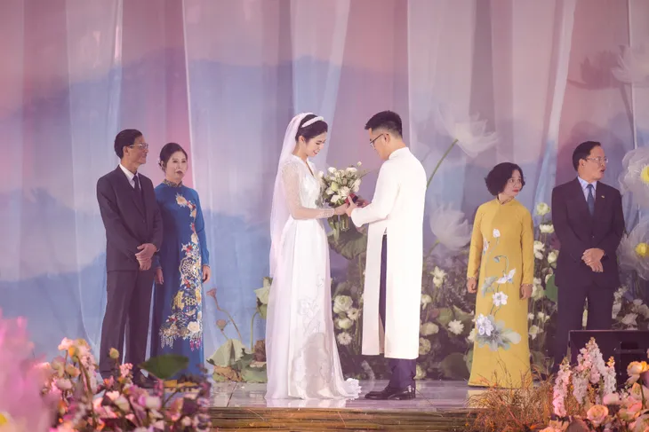 Đám cưới Hoa hậu Ngọc Hân: Chú rể tặng quà bất ngờ trên sân khấu - Ảnh 4. Đám cưới Hoa hậu Ngọc Hân: Chú rể tặng quà bất ngờ trên sân khấu - Ảnh 4.