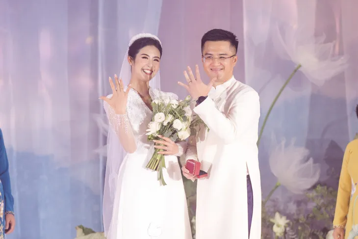 Đám cưới Hoa hậu Ngọc Hân: Chú rể tặng quà bất ngờ trên sân khấu - Ảnh 5. Đám cưới Hoa hậu Ngọc Hân: Chú rể tặng quà bất ngờ trên sân khấu - Ảnh 5.