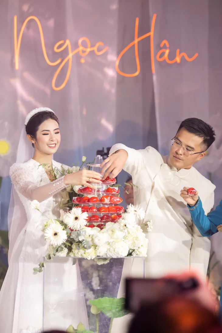 Đám cưới Hoa hậu Ngọc Hân: Chú rể tặng quà bất ngờ trên sân khấu - Ảnh 6. Đám cưới Hoa hậu Ngọc Hân: Chú rể tặng quà bất ngờ trên sân khấu - Ảnh 6.