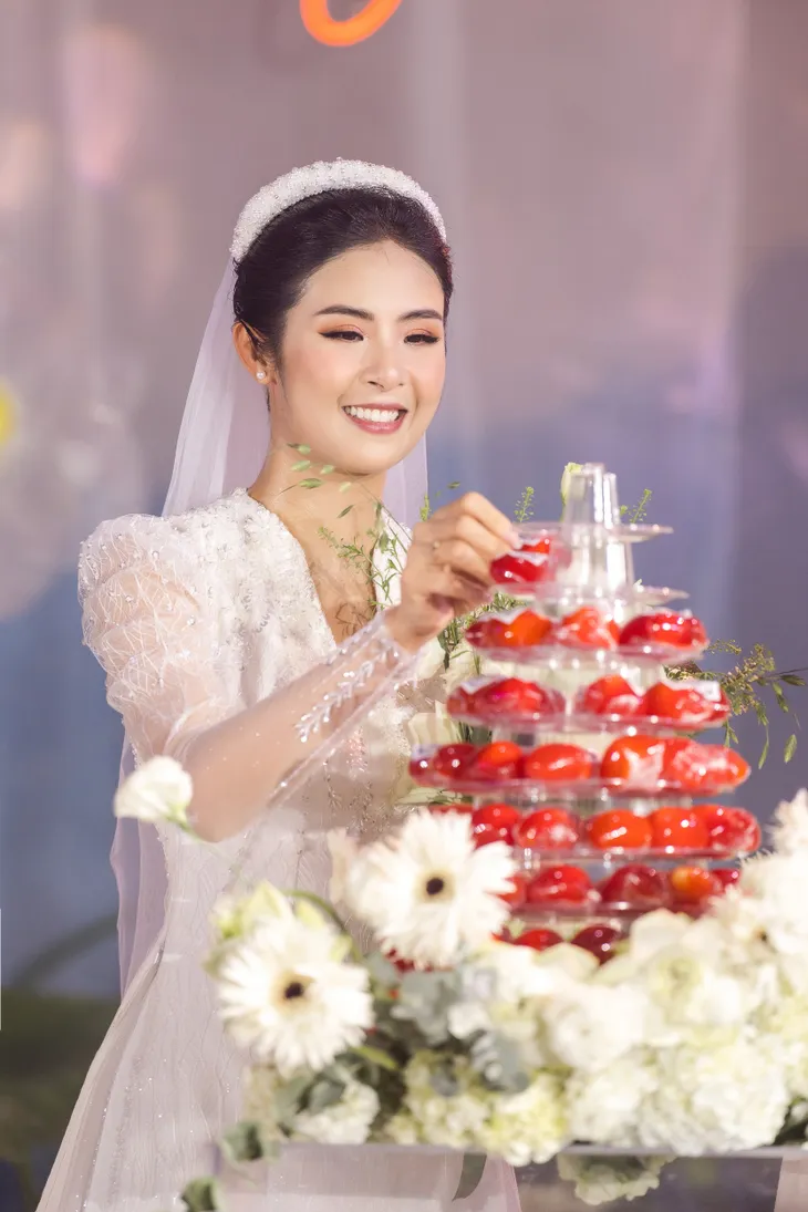 Đám cưới Hoa hậu Ngọc Hân: Chú rể tặng quà bất ngờ trên sân khấu - Ảnh 7. Đám cưới Hoa hậu Ngọc Hân: Chú rể tặng quà bất ngờ trên sân khấu - Ảnh 7.