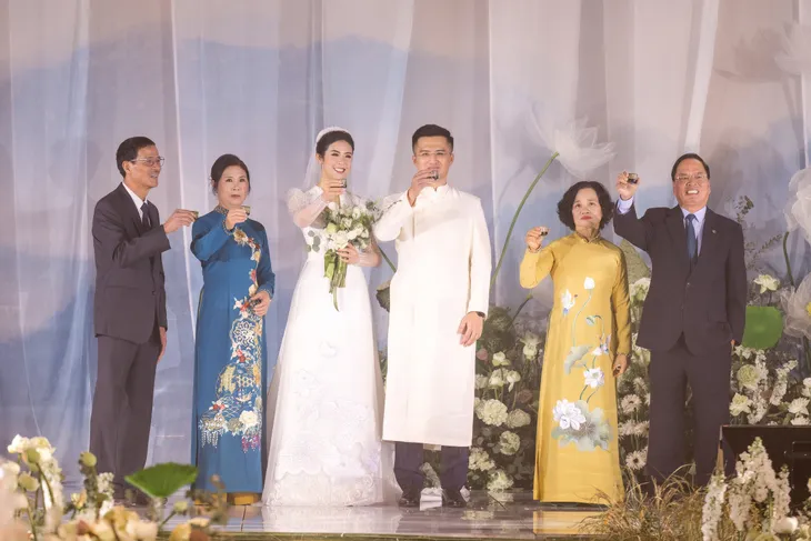 Đám cưới Hoa hậu Ngọc Hân: Chú rể tặng quà bất ngờ trên sân khấu - Ảnh 9. Đám cưới Hoa hậu Ngọc Hân: Chú rể tặng quà bất ngờ trên sân khấu - Ảnh 9.
