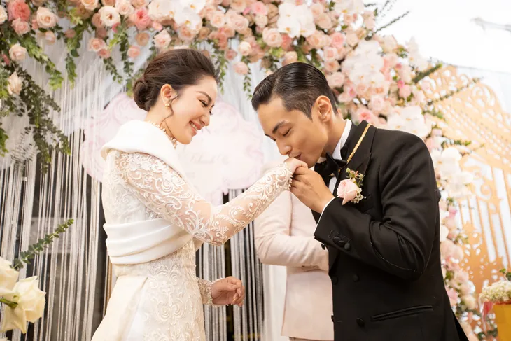 Khánh Thi bật khóc khi bà ngoại Phan Hiển tuyên bố cháu dâu đã có danh phận - Ảnh 2. Khánh Thi bật khóc khi bà ngoại Phan Hiển tuyên bố cháu dâu đã có danh phận - Ảnh 2.