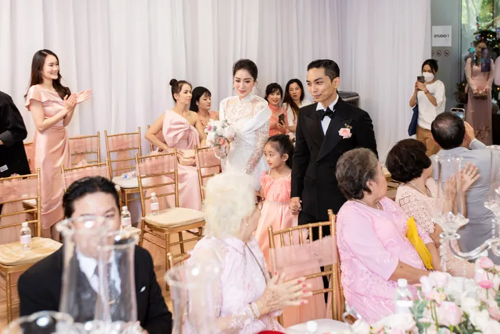 Hôn lễ của Khánh Thi - Phan Hiển phủ màu hồng với 15.000 bông hoa hồng - Ảnh 1.