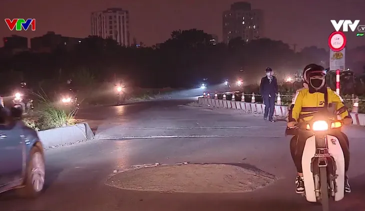 Ụ bê tông nổi bẫy  người đi đường - Ảnh 2.