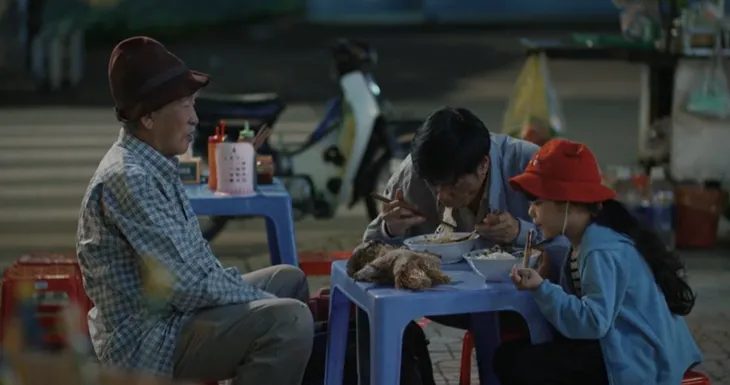 Mẹ rơm - Tập 24: Hồng ngỡ ngàng khi thấy cha con Mô bị ức hiếp - Ảnh 7. Mẹ rơm - Tập 24: Hồng ngỡ ngàng khi thấy cha con Mô bị ức hiếp - Ảnh 7.