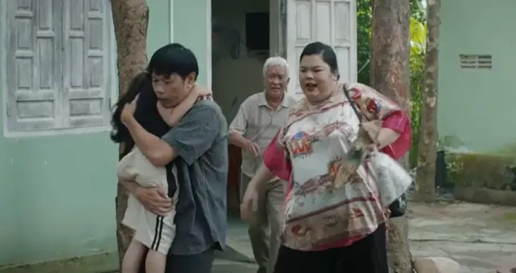 Mẹ rơm - Tập 24: Hồng ngỡ ngàng khi thấy cha con Mô bị ức hiếp - Ảnh 12. Mẹ rơm - Tập 24: Hồng ngỡ ngàng khi thấy cha con Mô bị ức hiếp - Ảnh 12.