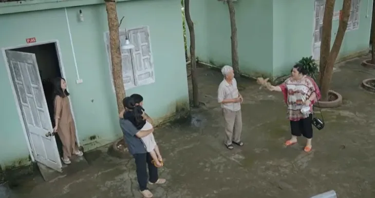 Mẹ rơm - Tập 24: Hồng ngỡ ngàng khi thấy cha con Mô bị ức hiếp - Ảnh 11. Mẹ rơm - Tập 24: Hồng ngỡ ngàng khi thấy cha con Mô bị ức hiếp - Ảnh 11.
